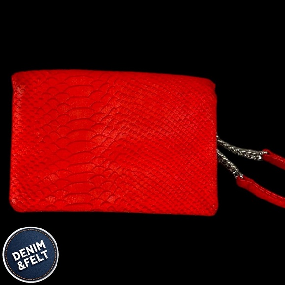 Henri Bendel Women’s Red Snakeskin Leather Chain Wristlet/Clutch | EUC!!♥️♥️ - Picture 3 of 8